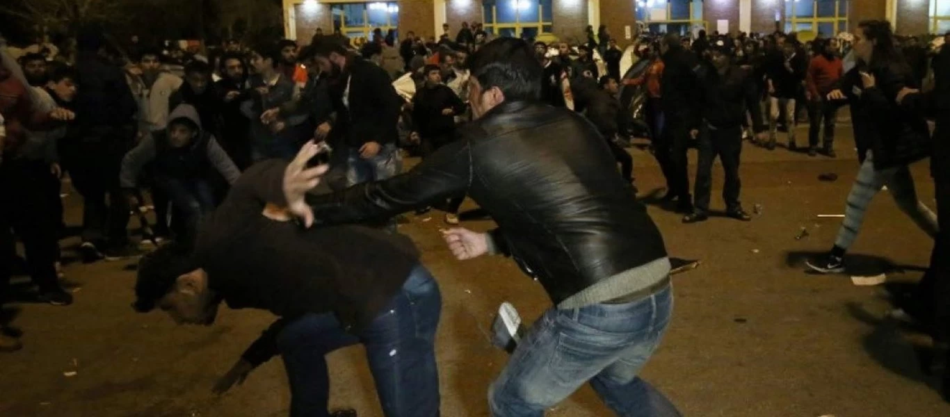 Aλλοδαποί πολιορκούν τον σταθμό Λαρίσης - Συμπλοκές με πολίτες (upd, φωτό, βίντεο)